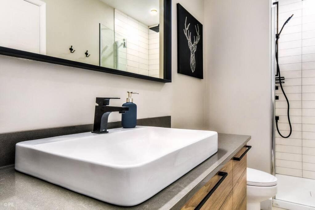 Chic Mt-Tremblant Condo With View On The Lake By Denstays Mont-Tremblant Buitenkant foto